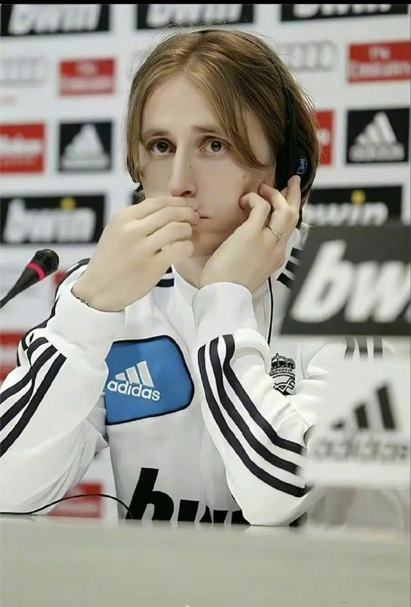 天空体育：张伯伦目前正在阿森纳训练，同时筹划下一步动向